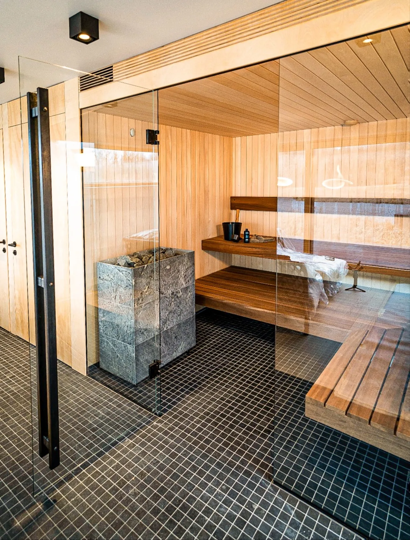 Stikla siena un durvis saunas telpai
