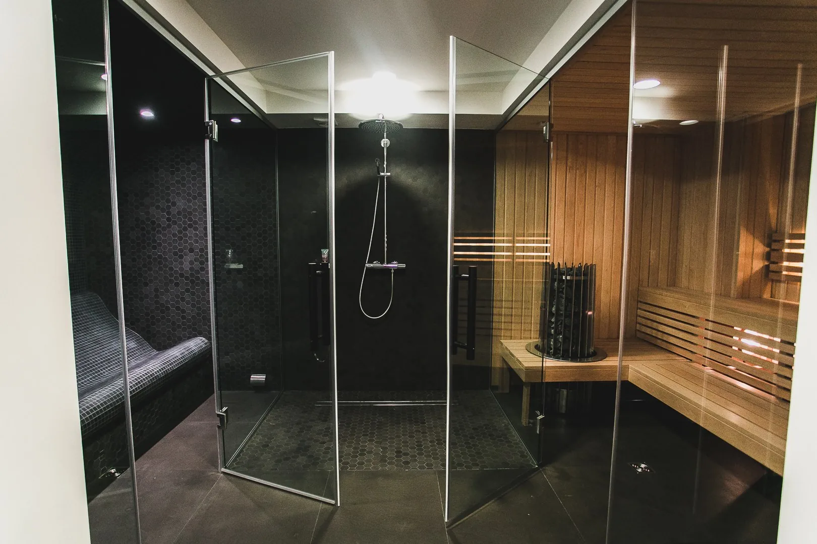 Duša un sauna aiz rūdīta stikla sienām un durvīm