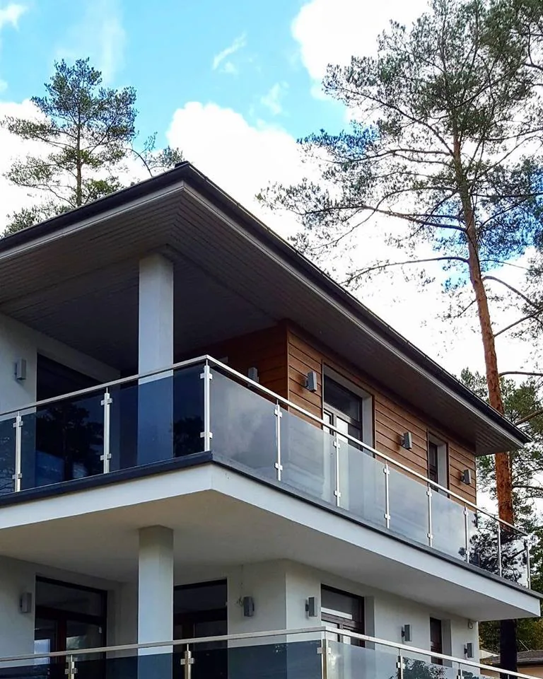 Stikla un nerūsējošā tērauda margas modernas mājas balkonā